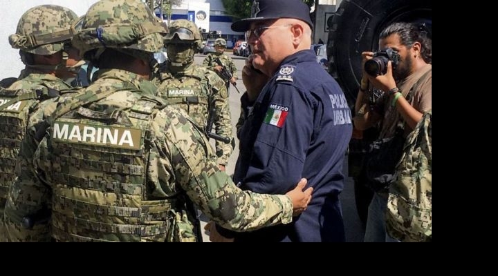 México: desarman e investigan a toda la policía de Acapulco por supuestos vínculos con el narcotráfico