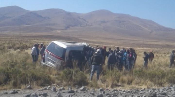 Al menos 11 personas mueren en carretera Oruro Huanuni por invasión de carril
