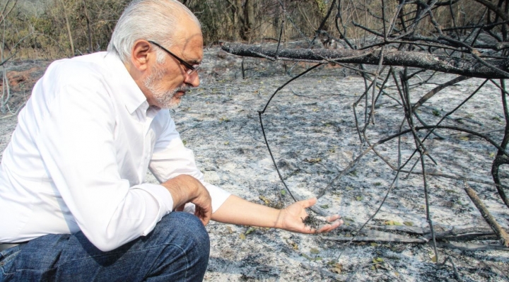 Mesa fue a Roboré y acusa al gobierno de haber reaccionado “tarde y mal” para enfrentar el incendio