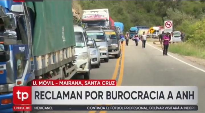 Pobladores bloquean carretera en  los valles cruceños, piden poder  comprar más combustible