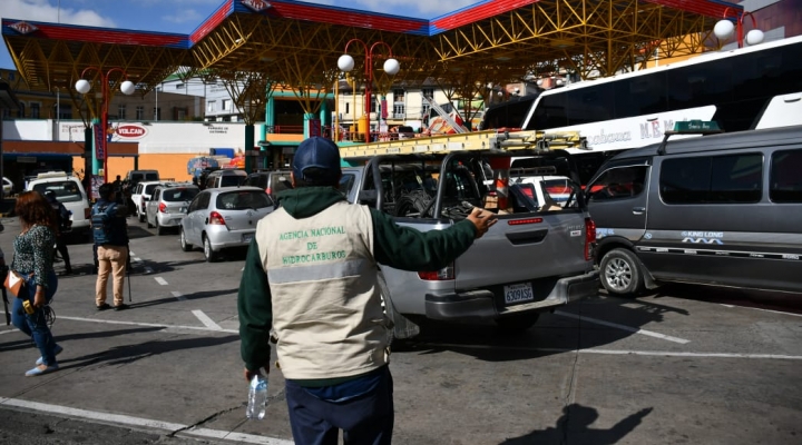 En la mañana de este lunes se registraron largas filas de vehículos en algunos surtidores 