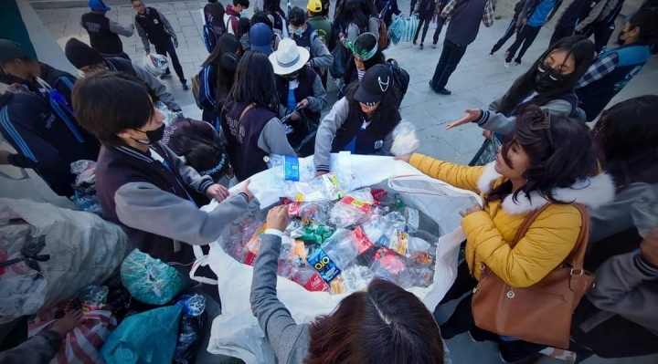 Alcaldía realizó una feria por el Día Mundial del Reciclaje en la plaza Abaroa