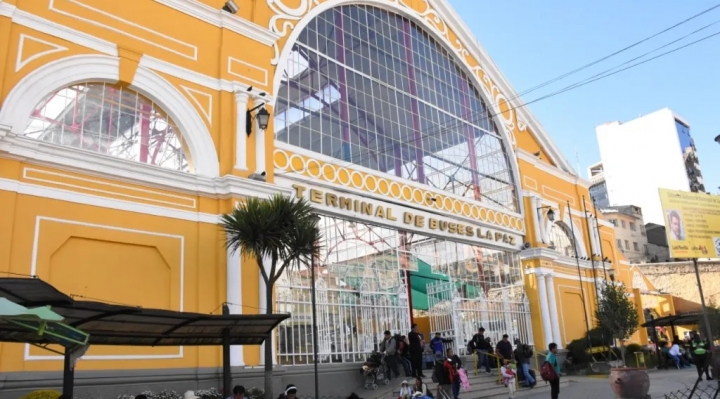 Por bloqueo de la carretera en La Paz - Oruro, Terminal de Buses suspende salida de buses