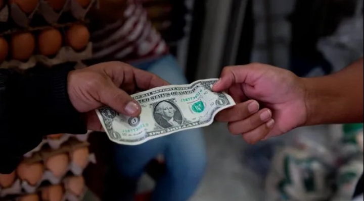 Analista: al Gobierno “se le acaban los responsables” por falta de dólares, después de multar a 9 bancos y 4 casas de cambio