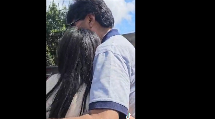 Un video muestra cómo Evo Morales coquetea e intenta seducir a dos jóvenes