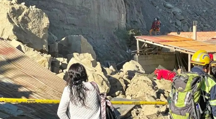 Un talud se desliza en la calle 23 de  Achumani, aplasta parte de una casa  y deja 4 menores heridos