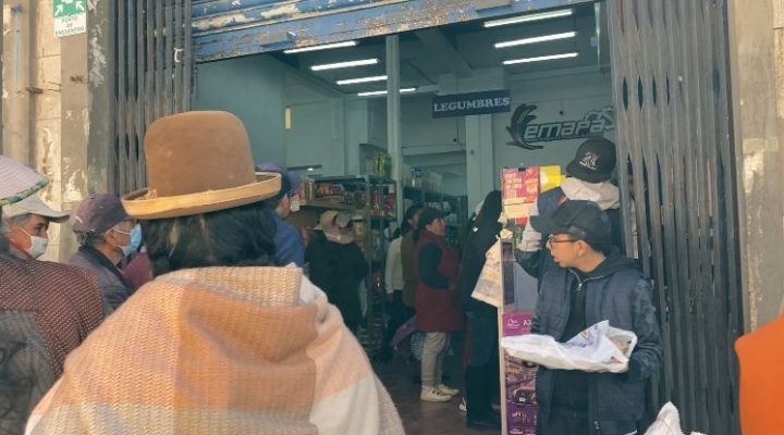 Ante el incremento del precio de arroz en los mercados, la gente hace fila en Emapa para comprar