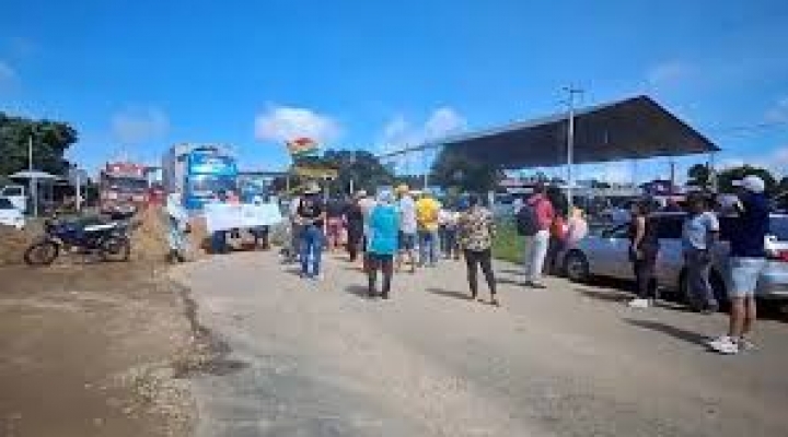 Instalan bloqueo de caminos en ingreso al Campo Víbora, la vía Santa Cruz - Cochabamba