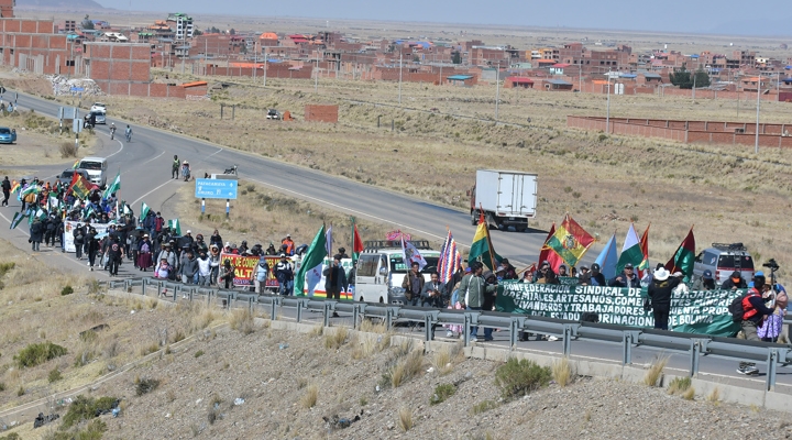 La marcha de gremiales hacia  La Paz tiene sus primeras bajas debido al intenso frío y cansancio