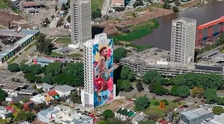 Un artista argentino pinta un imponente mural de Messi en la pared de un edificio