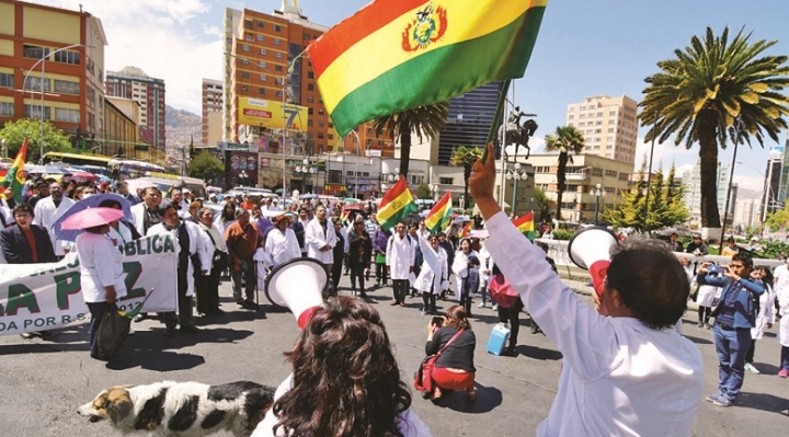 Médicos mantienen paro indefinido y ministra de salud acusa al sector de “violencia” en sus protestas