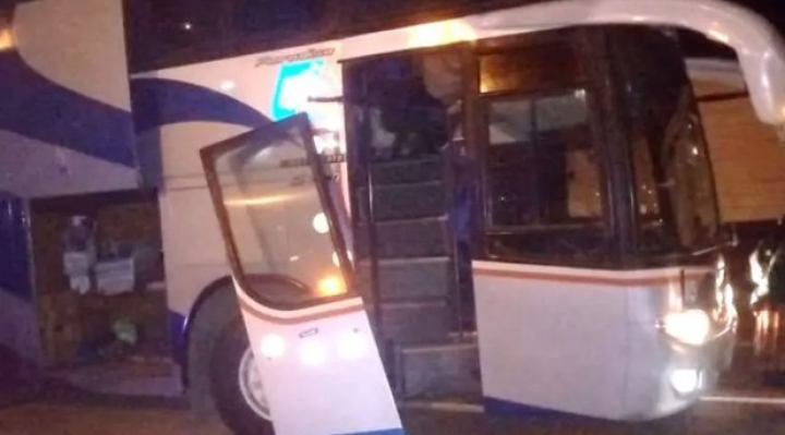 Pasajero muere atropellado por el bus que sufrió ataque con piedras en la carretera Oruro - Cochabamba