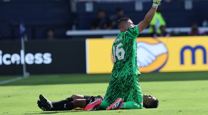 Un árbitro asistente sufrió un desmayo en pleno partido Perú vs. Canadá