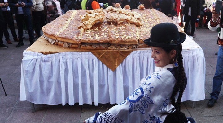 Bolivia prepara el sándwich de chola más grande del mundo