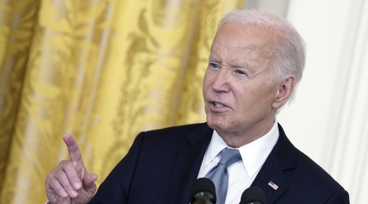 Biden promete seguir "hasta el final" mientras se erosiona su apoyo en el Congreso
