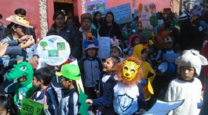 La Paz: Marcha de niños por el medio ambiente y la Chiquitanía no puede ingresar a la plaza Murillo debido a cordón policial
