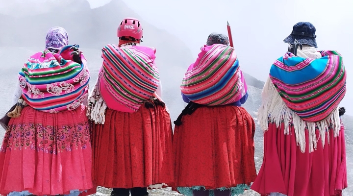 Las Cholitas Escaladoras reúnen apoyo para hacer cima en el Everest en 2025