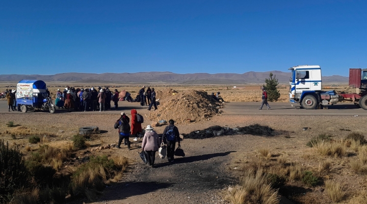  Pese a firma de acta de entendimiento, persiste el bloqueo en la carretera La Paz-Oruro