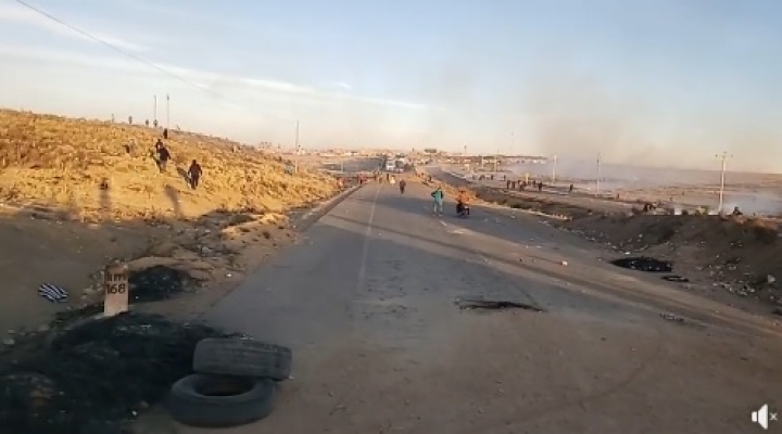 Policía gasifica e intenta desbloquear, sin éxito, la carretera La Paz-Oruro