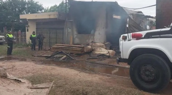 Una mujer y su hijo mueren quemados en un incendio de una carpintería en Santa Cruz