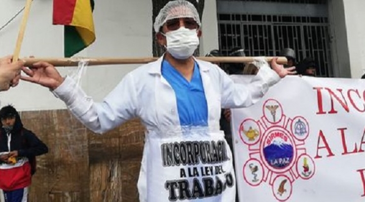 Médicos ingresan al día 17 de paro indefinido, ministra Montaño convoca al diálogo en Cochabamba