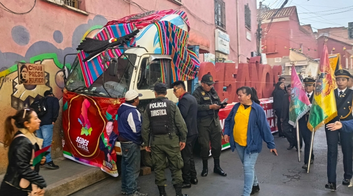 Vehículo alegórico atropella a cinco personas, presumen que hubo una falla mecánica