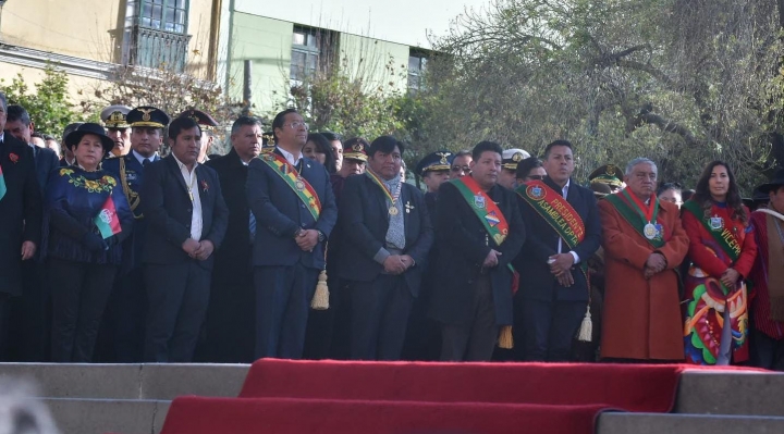 Autoridades dan inicio a los actos protocolares en plaza Murillo por los 215 años de la gesta libertaria paceña