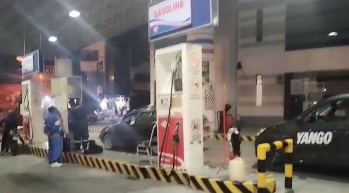 Se registran largas filas de vehículos  para cargar gasolina en surtidores de La Paz