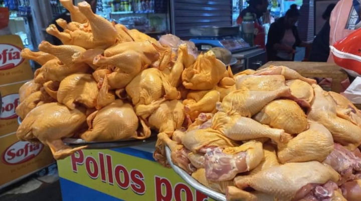 El kilo del pollo en la Paz y el Alto subió en 25% en una semana, ahora se vende a Bs. 18,5