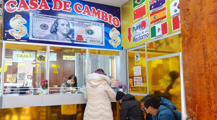 El dólar para la compra cae hasta en  Bs 6,96 en La Paz y disminuye la disponibilidad  de la divisa para la venta 