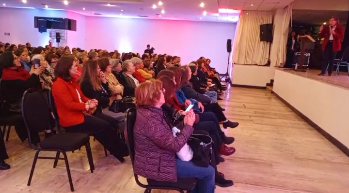 Amparo Ballivián inaugura una serie de charlas organizadas por mujeres en apoyo a una candidatura única de oposición