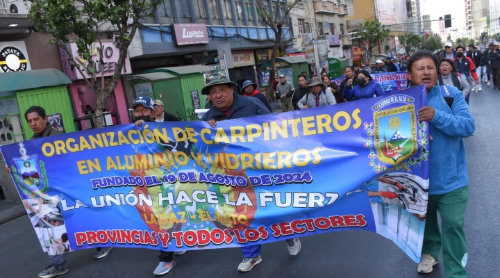 Carpinteros en aluminio y bordadores protestan por incremento de insumos hasta un 300%