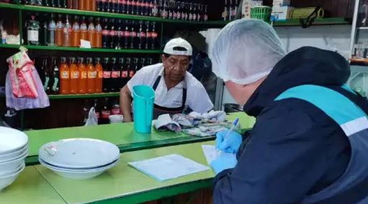 Intendencia decomisa carne y otros alimentos en mal estado en los “Calditos de la Villarroel”