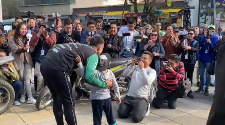 La selección cambia de actitud y muestra su lado amable al llegar al estadio