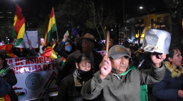 Cacerolazo toma las principales calles de La Paz en protesta por el alza del dólar y productos