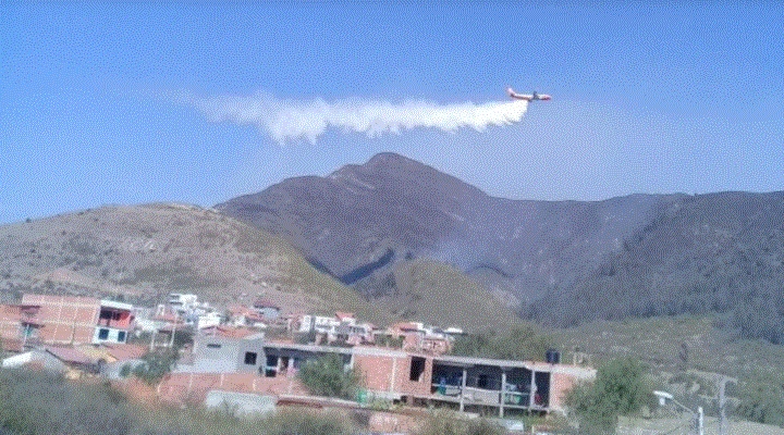 El Supertanker realizó dos descargas en Tarija, donde se lucha contra el fuego que acecha a la ciudad