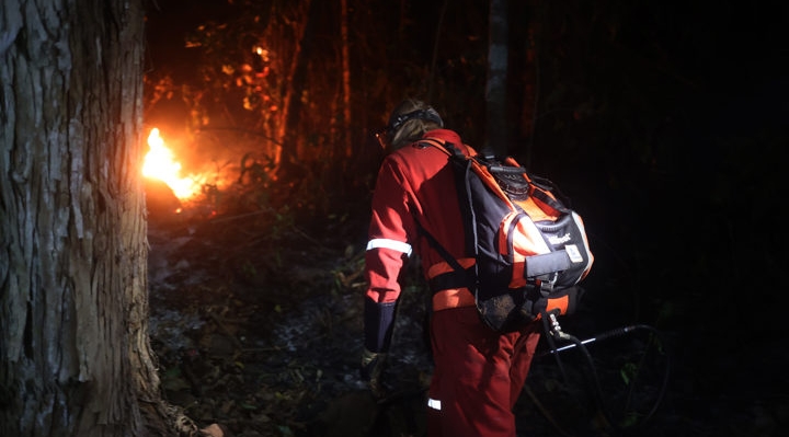 La gente batalla contra los incendios forestales en jornadas de hasta 72 horas