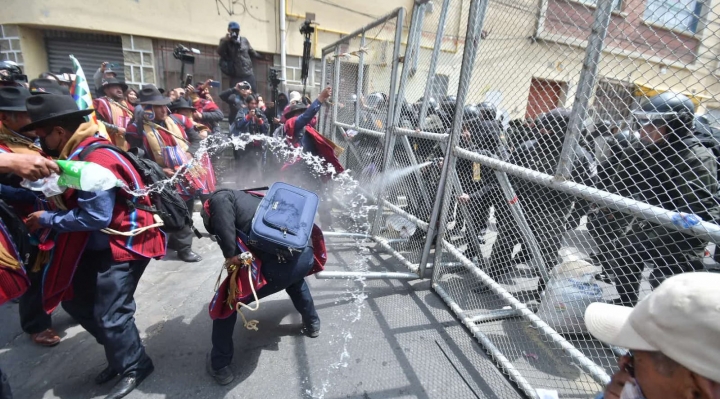 Ponchos Rojos rebasan cordones de seguridad; hay 7 policías y 2 civiles heridos