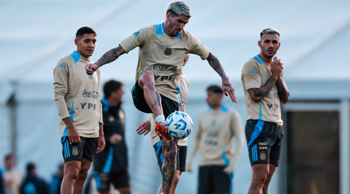 Argentina, líder de las eliminatorias, juega sin Messi ni Di María ante Chile