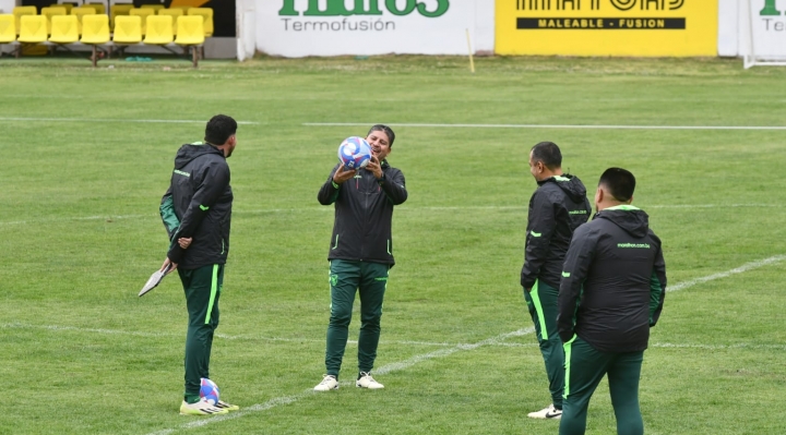 Villegas refuerza el medio de la selección convocando a Víctor Cuéllar y Ervin Vaca