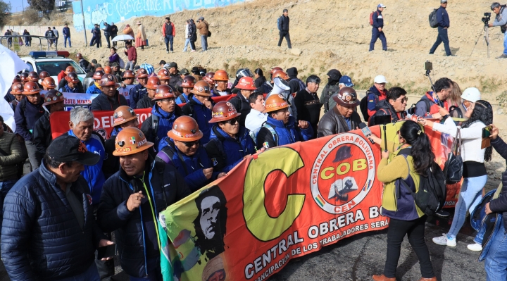 COB inicia marcha en la que prevé tomar la Asamblea para presionar por créditos y en respaldo al Gobierno