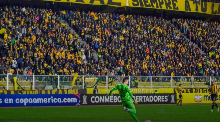 Conmebol multa a The Strongest por el partido con Peñarol