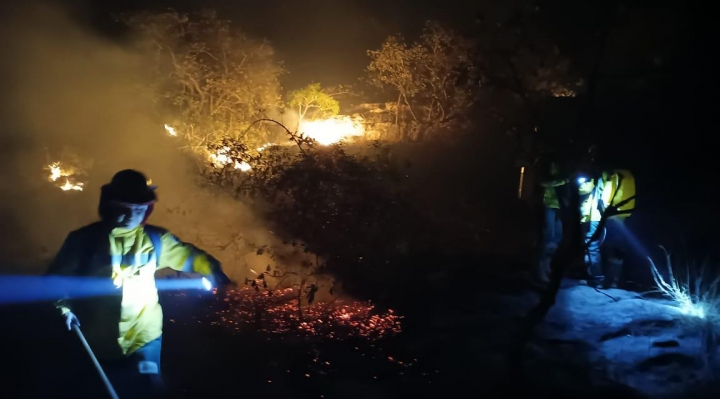 Evacúan a 150 comunarios de Concepción; el Senamhi prevé lluvias dispersas que no aplacarán los incendios