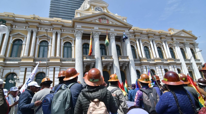 A raíz de la vigilia de la COB, Senado suspende sesión y Diputados convoca a reunión para el jueves