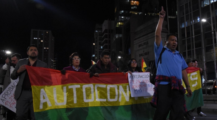 Marcha contra leyes incendiarias recibe dura represión de la Policía, los gasifica y aprehende a un activista