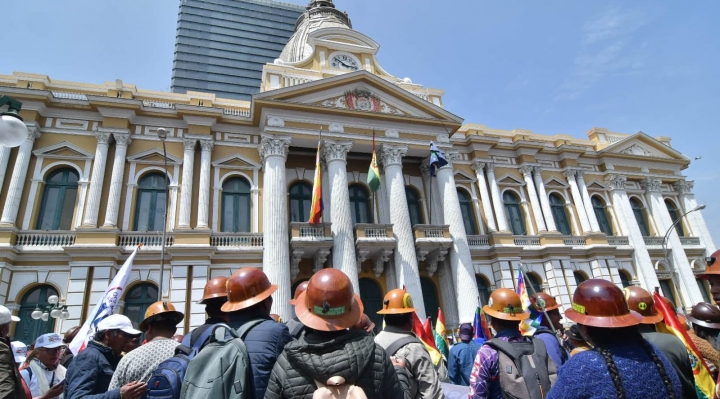 Lectores de Brújula Digital rechazan vigilia de la COB en la plaza Murillo