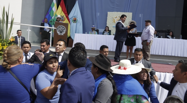 Activistas en Cochabamba rechazan distinción a Evo Morales y protestan en pleno acto