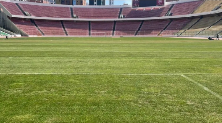 Claure ofrece apoyo para mejorar la calidad del césped del estadio Siles 