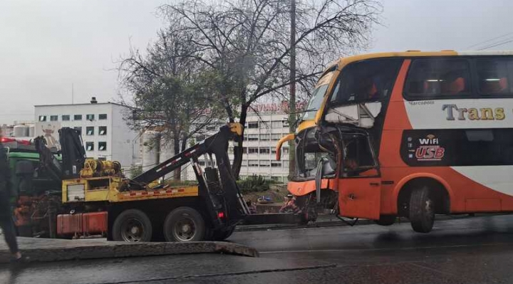 Accidente en autopista se produjo por un choque contra los separadores de vías