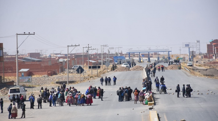 Bloqueo de campesinos evistas cumple tercer día, se mantiene en rutas hacia el lago Titicaca